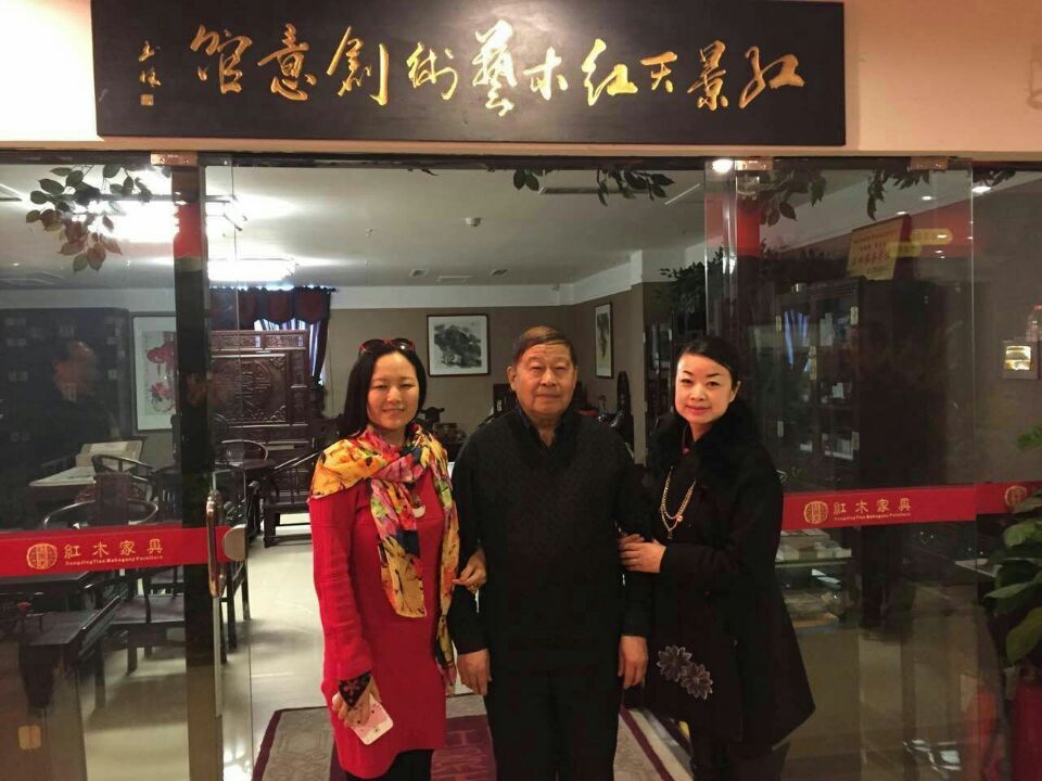 福建仙游紅景天紅木家具廠邀請(qǐng)到了北京文物鑒定專(zhuān)家李宗揚(yáng)先生前來(lái)鑒定